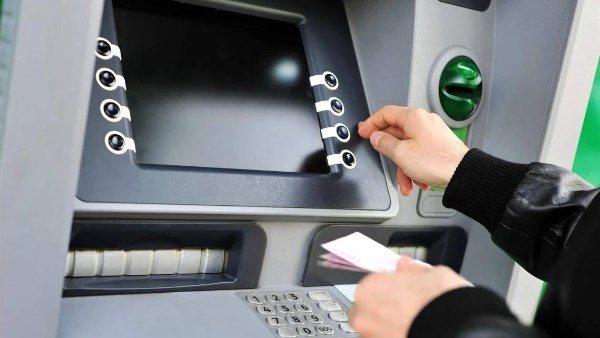 أخطاء استخدام ماكينة ATM قد تكلفك أموالك.. احذر هذه الأخطاء الشائعة