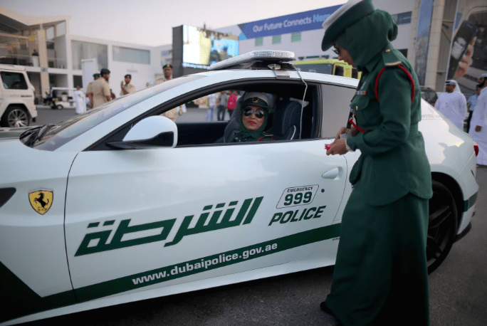 انتحلت شخصية «أميرة».. شرطة دبي تطيح بعصابة سرقت عودًا فاخرًا بـ 12 مليون درهم
