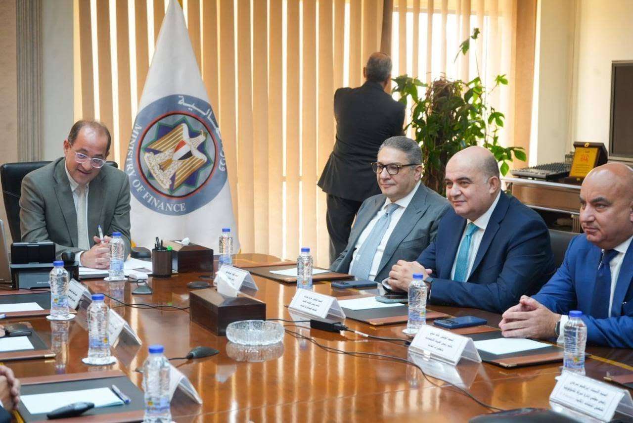 إنفانتينو يهدى أبو ريدة تذكار كأس العالم باسم الرئيس السيسي على هامش مباراة مصر وبلجيكا