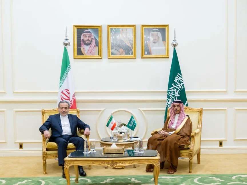اتصال هاتفي بين وزير الخارجية الإيراني ونظيره السعودي