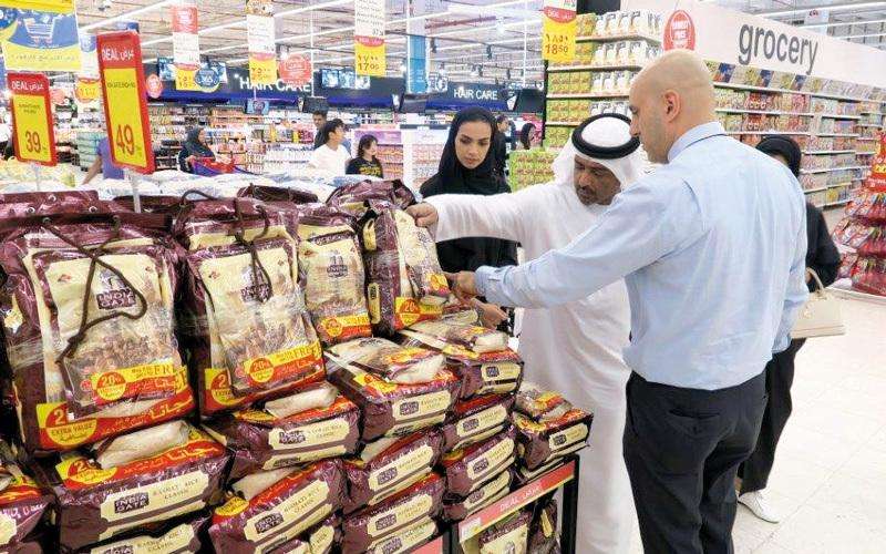 استقرار أسعار السلع الرئيسية في الإمارات خلال أسبوع.. تراجع طفيف للخبز ومنتجات الألبان وفق أحدث البيانات