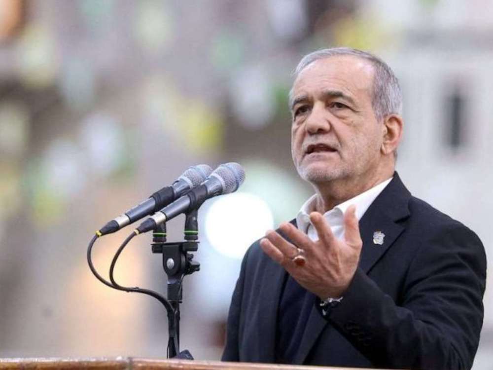 الرئيس الإيراني: استخبارات أمريكا وإسرائيل تراهن على إثارة الانقسام في الداخل