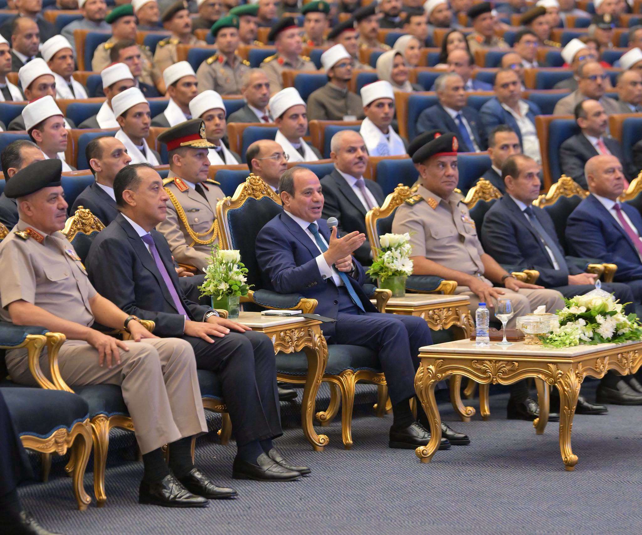 الرئيس السيسي: ندرس توفير بعثات خارجية لأوائل الدفعة الثالثة لأئمة الأوقاف