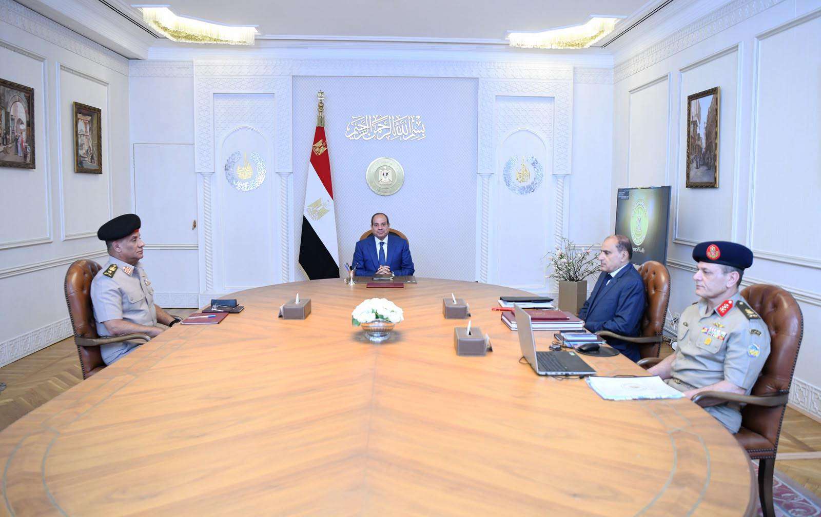 الرئيس السيسي يؤكد على سرعة إنجاز المشروعات القومية وفق أعلى معايير الكفاءة