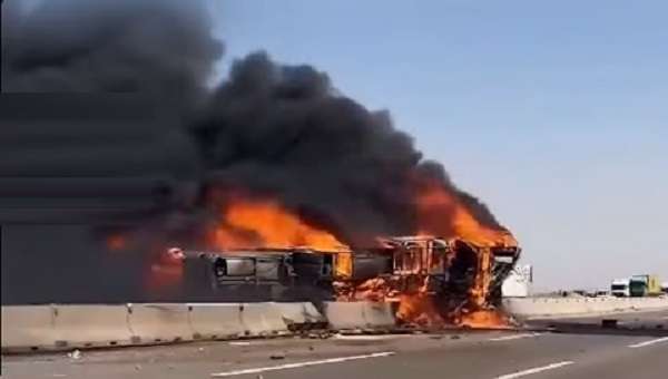العراق: مصرع وإصابة 40 شخصاً في حادث سير مروع واشتعال حافلة بمحافظة ذي قار.
