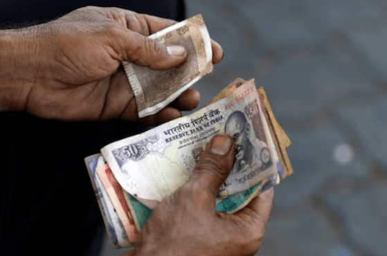 بسبب تقلبات النفط والمبيعات الأجنبية.. الروبية الهندية تتجه نحو الانخفاض وتوقعات بوصول الدولار لـ 100 روبية