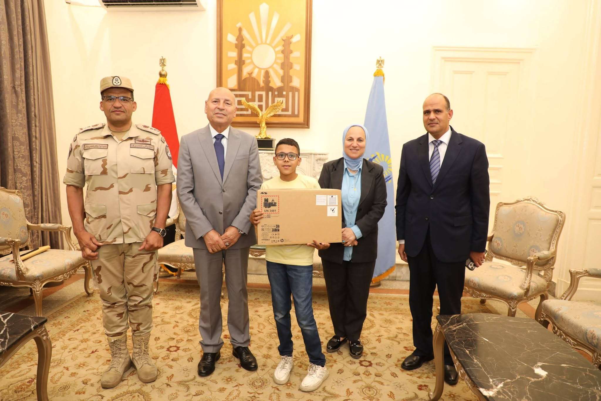 بعد لقاء الدفاع الشعبي.. محافظ القاهرة يحقق حلم طفل المقطم (صور)