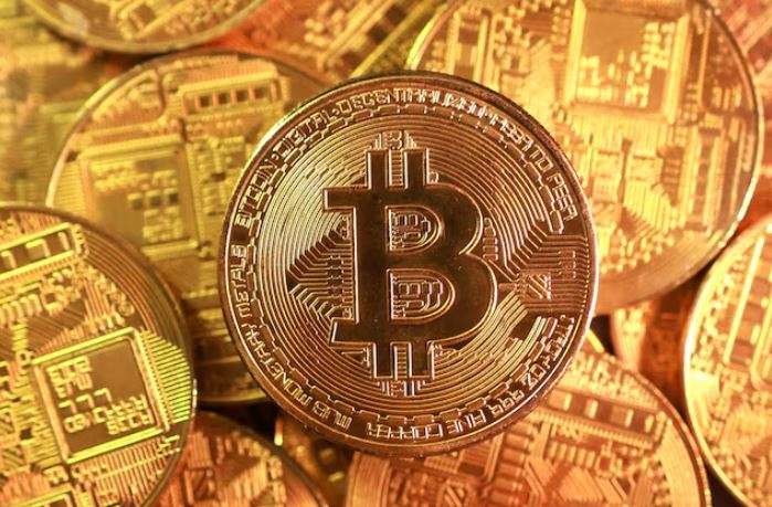 بيتكوين تتجاوز 64 ألف دولار مدعومة بتحسن شهية المخاطرة وتوقعات تهدئة التوترات
