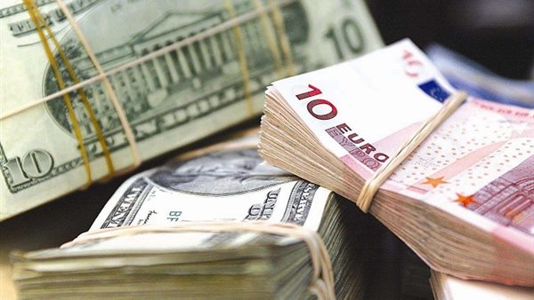 تراجع جماعي في العملات العربية والأجنبية في أول أيام عمل البنوك