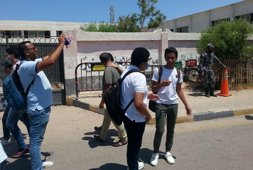 تفتيش طلاب الثانوية العامة 2026 بالعصا الإلكترونية لمنع حيازة الهواتف قبل الامتحانات