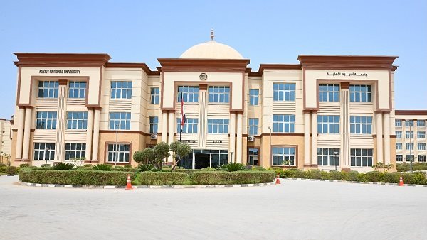 جامعة أسيوط الأهلية تستعرض إبداعات طلابها في مشروعات التخرج