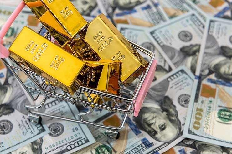 خبير اقتصادي: ارتفاع الدولار عالميًا ينعكس بشكل مباشر على أسعار الذهب