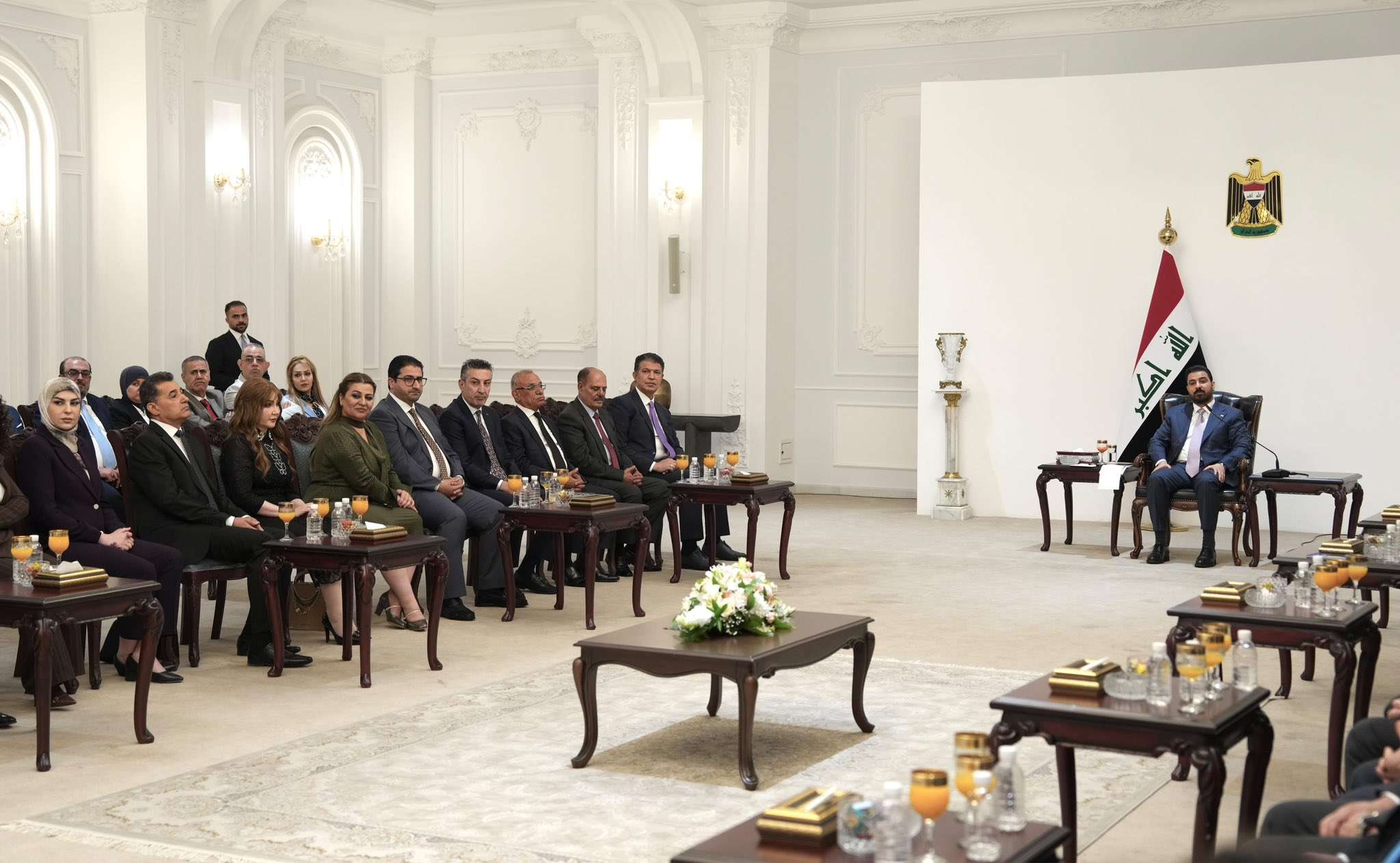 رئيس الوزراء العراقي يكشف عن عرض رشوة بـ 200 مليون دولار.. واعتقال مسؤولين بوزارة النفط
