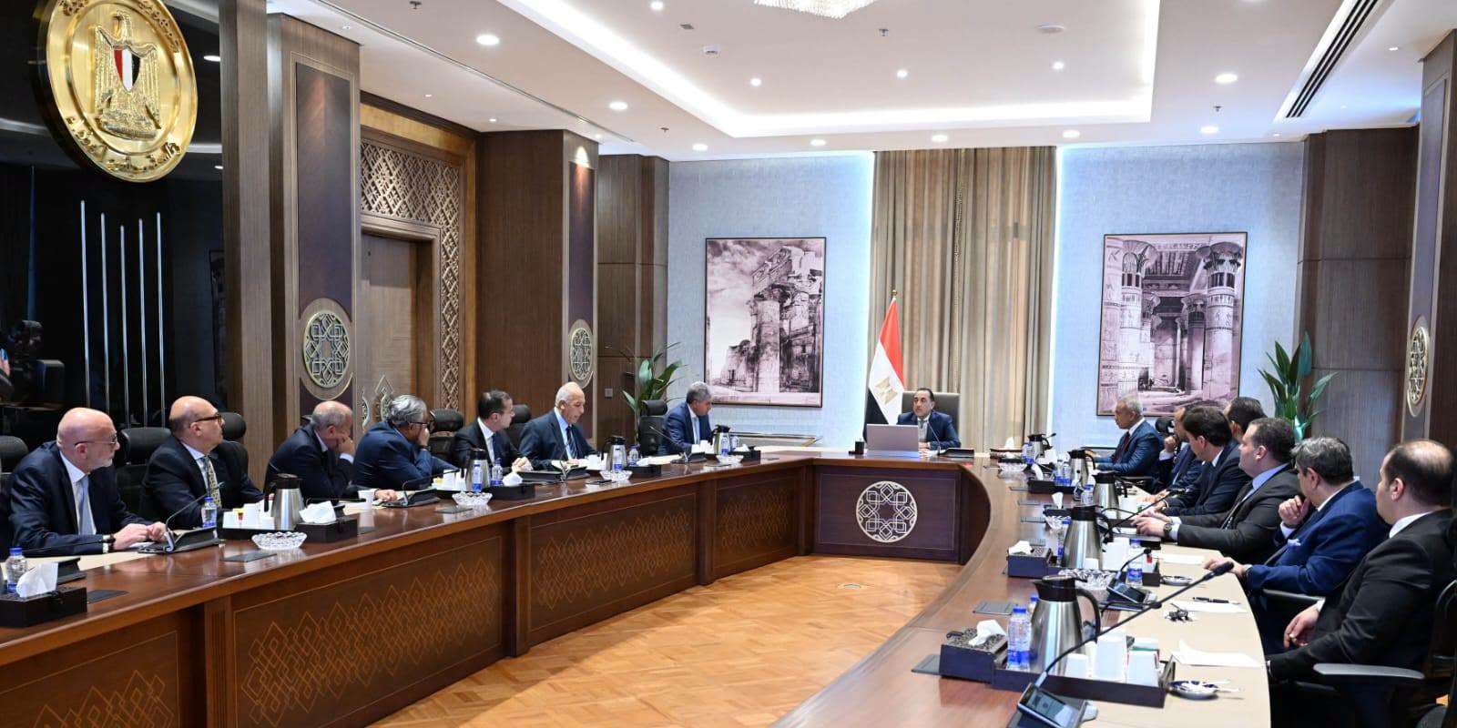 رئيس الوزراء يبحث مع ممثلي قطاعي السياحة والطيران سبل دفع الحركة السياحية