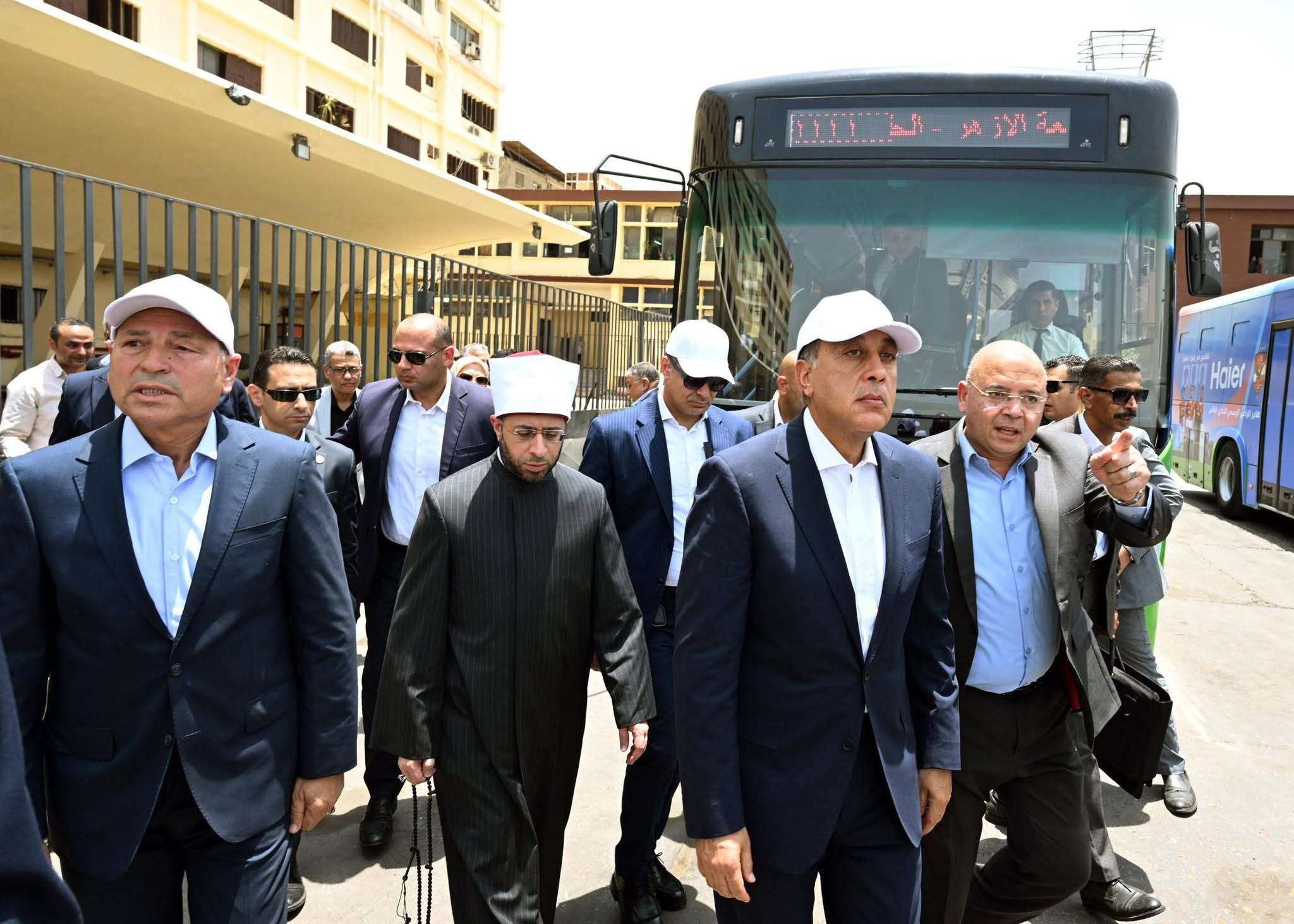 رئيس الوزراء يتفقد هيئة النقل العام بالقاهرة لمتابعة المنظومة المطورة