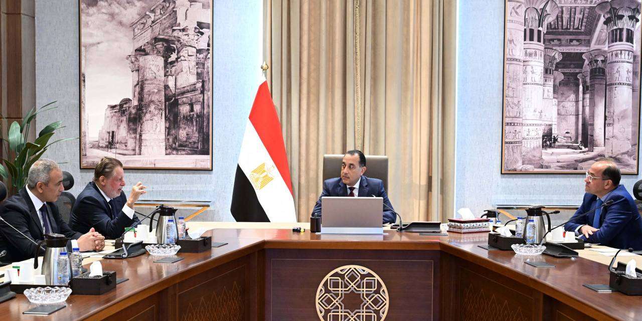 رئيس الوزراء يجتمع مع محافظ البنك المركزي ووزير المالية لاستعراض عددٍ من الملفات