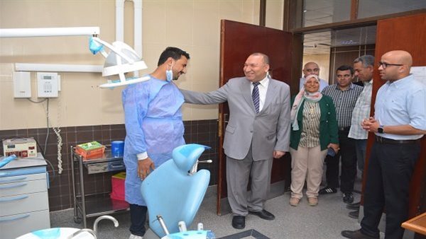 رئيس جامعة أسيوط الأهلية يدعم تطوير تدريب طب الأسنان