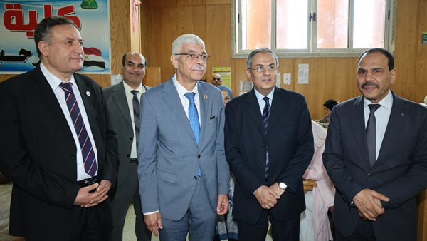 رئيس جامعة المنوفية يتفقد لجان امتحانات الفصل الدراسي الثاني بكلية التربية