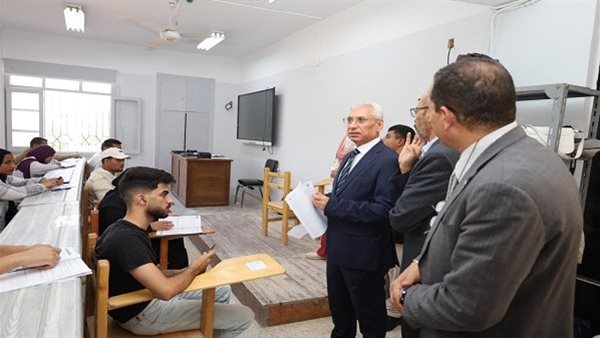 رئيس جامعة المنيا يتابع امتحانات الطب البيطري بالمنيا الجديدة والانضباط يسود اللجان