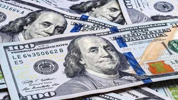 سعر الدولار اليوم يتراجع حتى 13 قرشًا بالبنوك المصرية وسط تغيرات سوق الصرف