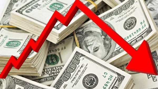 سعر الدولار اليوم يواصل التراجع.. مفاجأة جديدة في البنوك المصرية