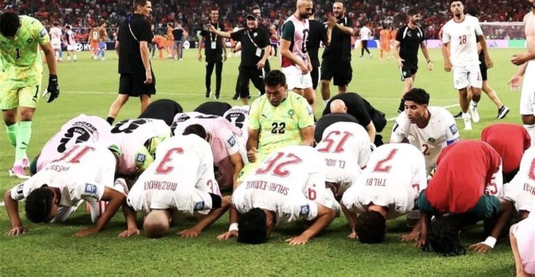 صحف العالم بعد تأهل المغرب على حساب هولندا: كومان أظهر جبنًا أمام منتخب لا يُستهان به