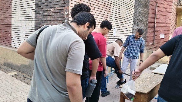 طلاب الثانوية العامة يتوافدون على لجان اللغة العربية وسط إجراءات تفتيش صارمة