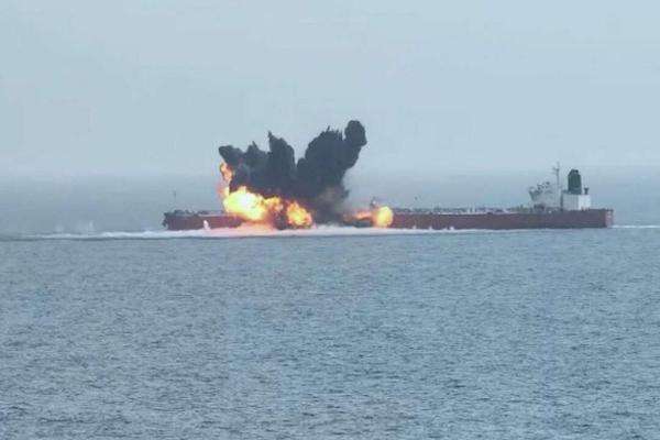 عاجل.. استهداف ناقلة نفط بمقذوف مجهول في مضيق هرمز