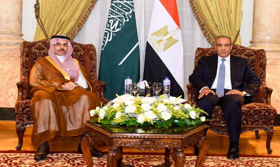 عبد العاطي وبن فرحان يبحثان تعزيز العلاقات الثنائية وأزمات المنطقة