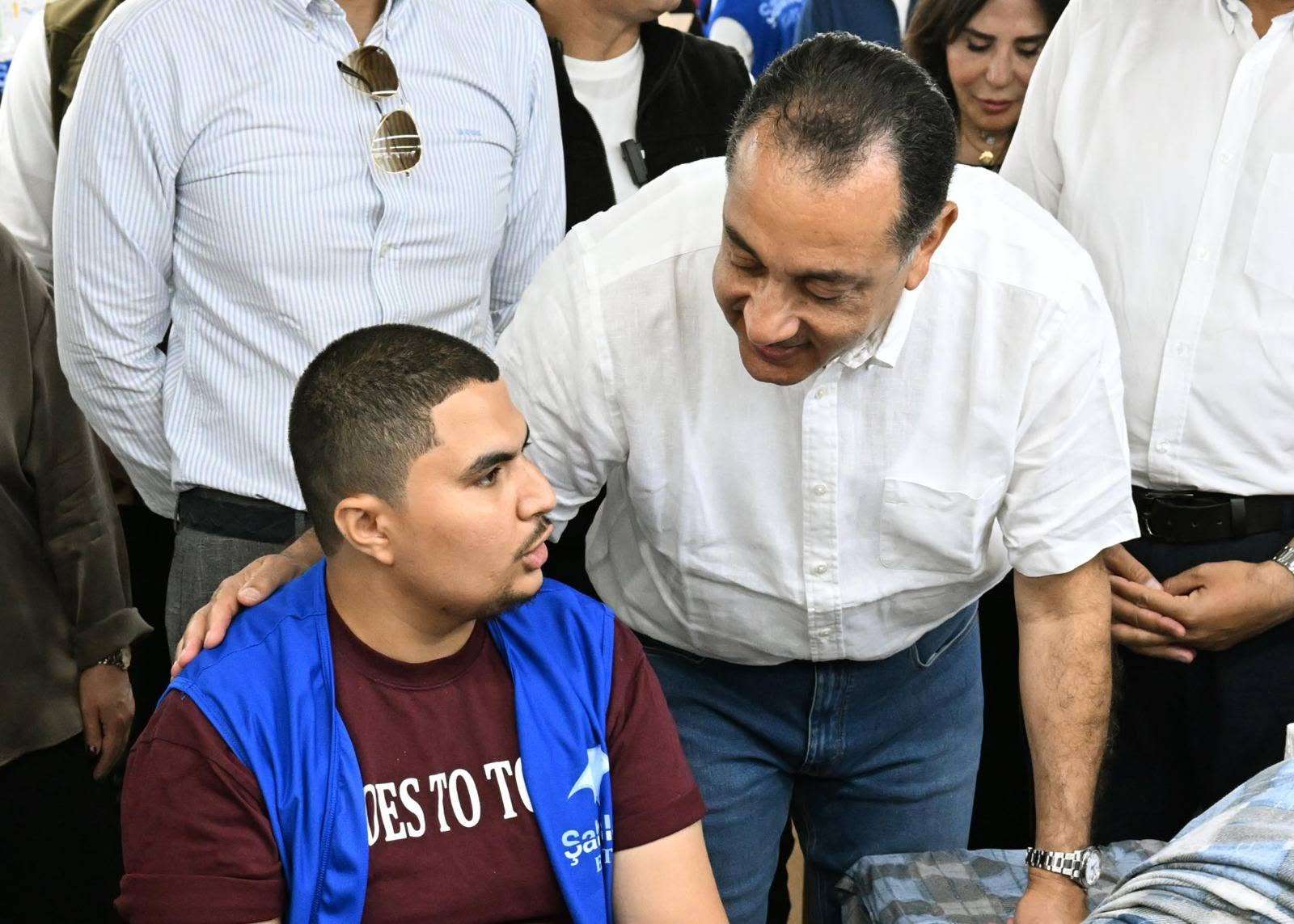 مدبولي يسأل أحد العاملين في مصنع عن أوضاعهم المالية.. والأخير يرد: نتقاضى 11 ألف جنيه شهريا