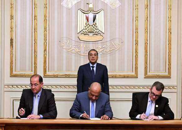 مدبولي يشهد توقيع اتفاق تمويل مشروعات الشبكة القومية للكهرباء.. تفاصيل