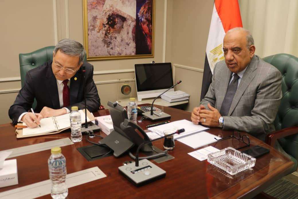 مصر تبحث مع مجموعة صينية تعزيز التعاون في الطاقة المتجددة وتحديث الشبكة الكهربائية