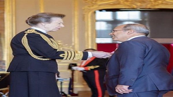 من قصر وندسور إلى القاهرة.. تكريم دولي لرئيس الجامعة البريطانية في مصر يعكس قوة التعليم العالي