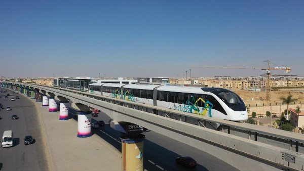 مونوريل شرق النيل يستعد للتشغيل الكامل ويجذب آلاف الركاب بتخفيضات 50%