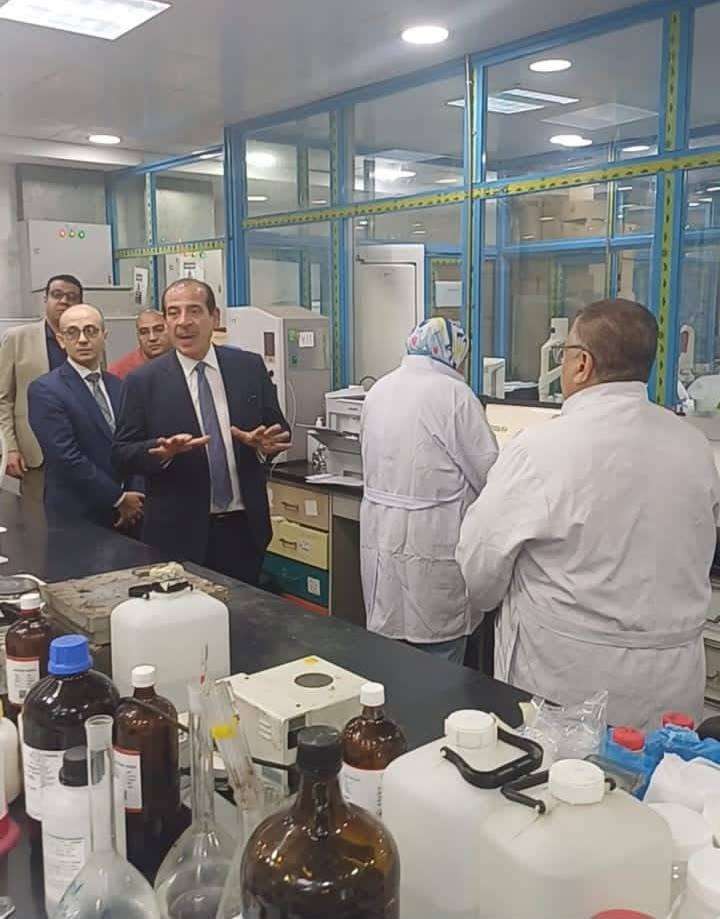 نائب وزير الصحة يتفقد معامل الصحة العامة ويهنئها باعتماد فحوص الأغذية والمياه
