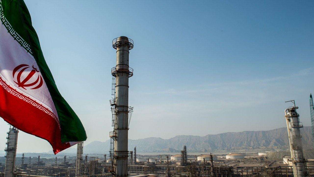 واشنطن تصدر ترخيصًا عامًا يتيح بيع واستيراد النفط الإيراني إلى الولايات المتحدة