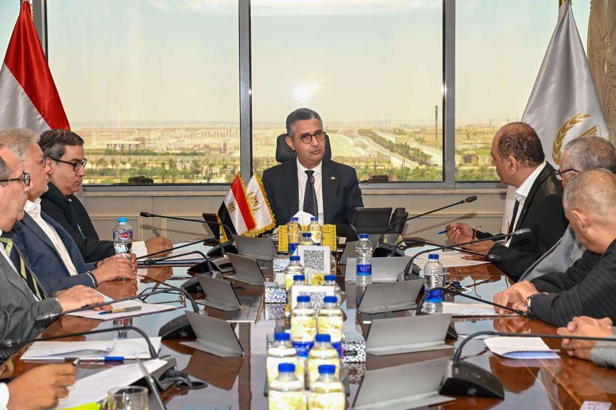 وزير التموين يبحث مع شعبة المواد الغذائية تطوير منظومة الدعم ومشروع "كاري أون"