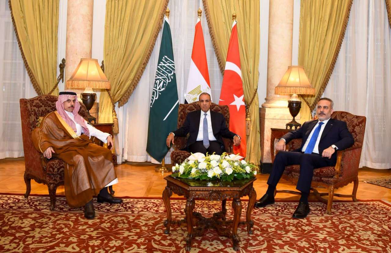 وزير الخارجية يعقد لقاءً ثلاثياً مع نظيريه السعودي والتركي لبحث التطورات الإقليمية