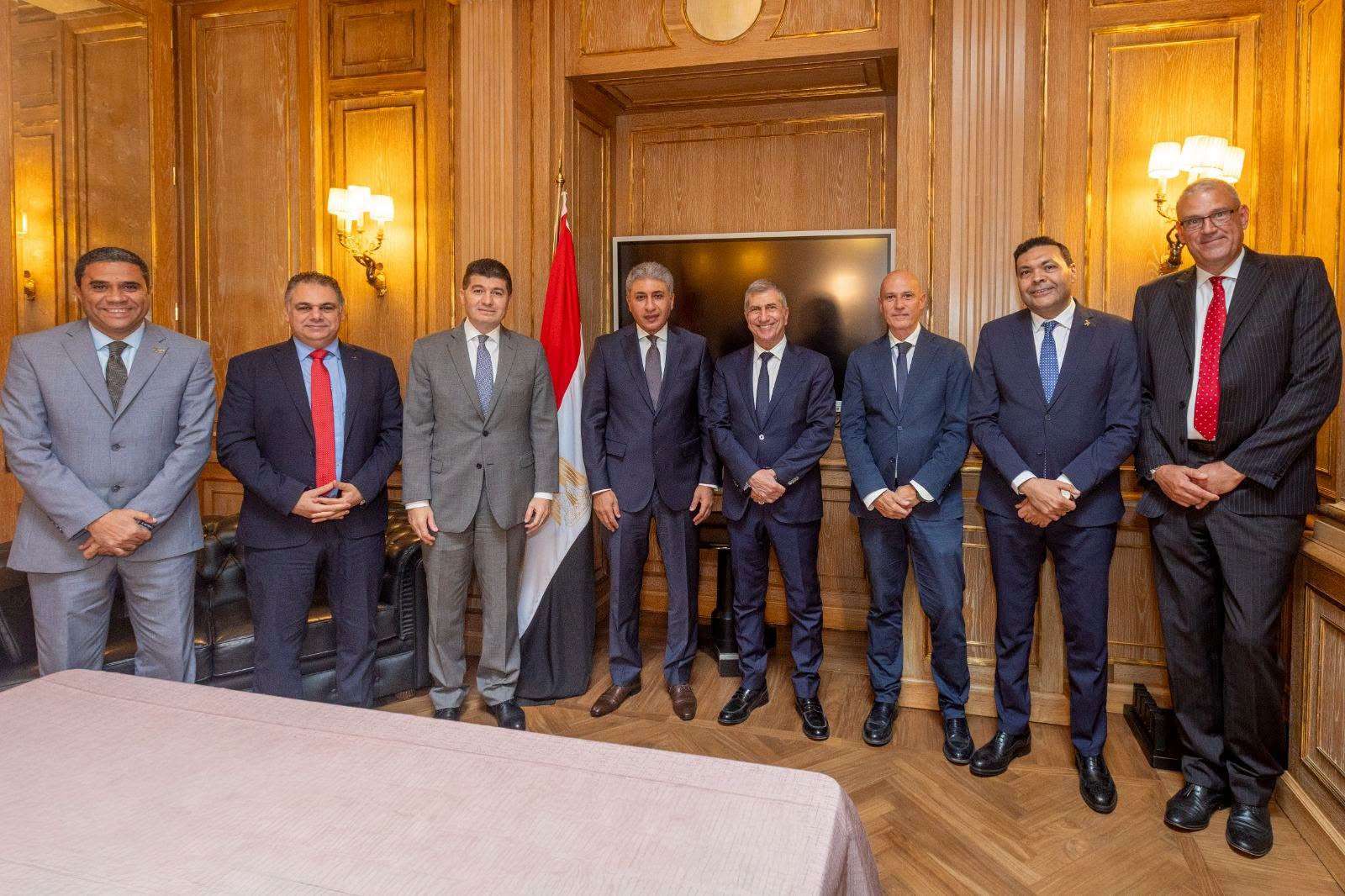 وزير السياحة والآثار يلتقي بمسؤولي شركات الطيران وكبار منظمي الرحلات الإيطالية