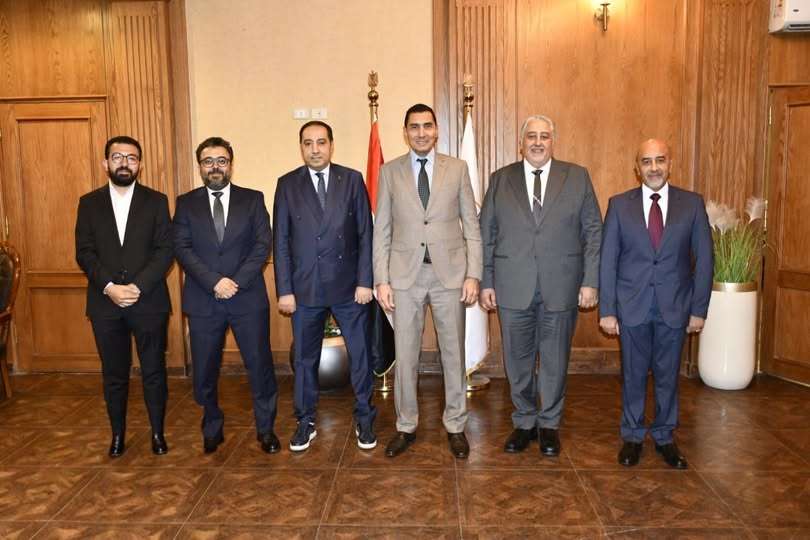 وزير الشباب والرياضة يبحث مع مسئولي شركة "تاي هاوس" و"روابط الرياضية" تعزيز التعاون لرعاية الأبطال الرياضيين وتوفير الزي الرسمي للبعثات المصرية