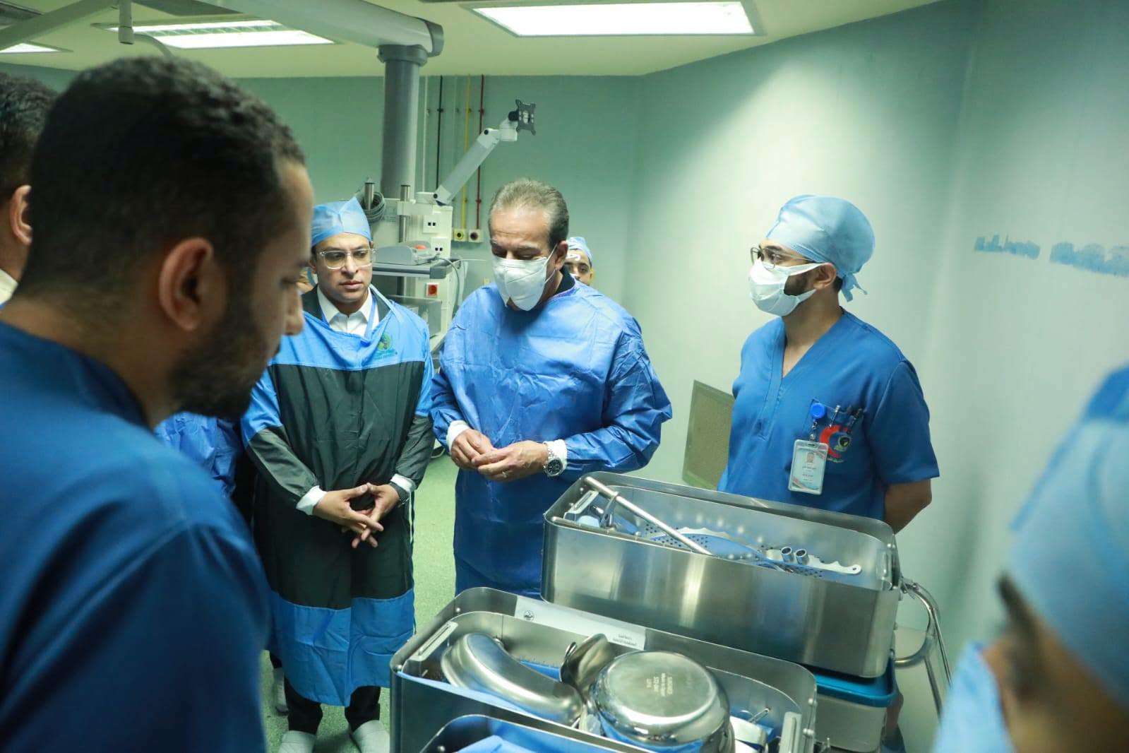 وزير الصحة يتفقد مستشفيي الكبد والجهاز الهضمي والثلاثي الجامعيين بالمنيا
