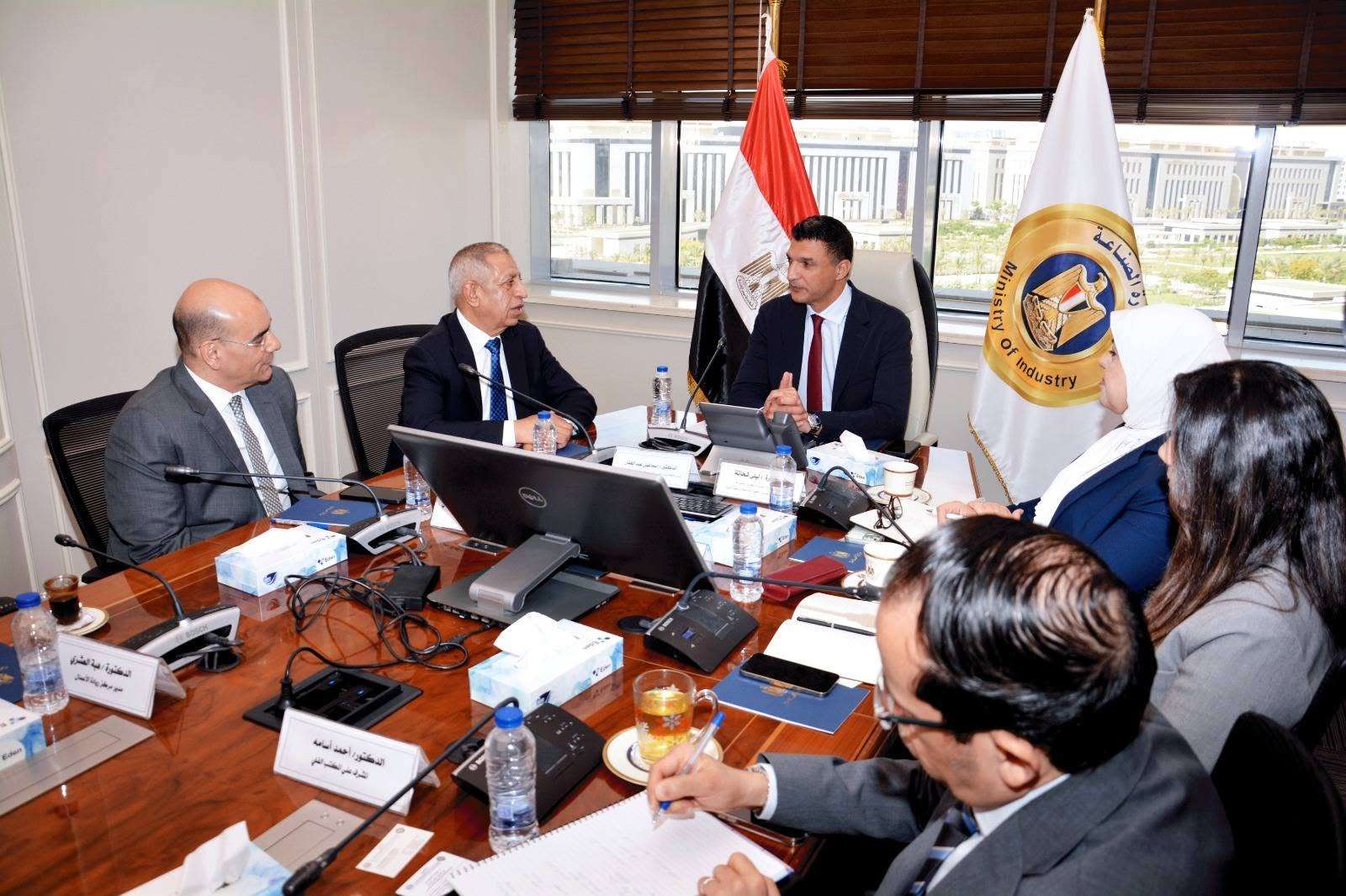 وزير الصناعة يبحث مع رئيس الأكاديمية العربية تعزيز التعاون في البحث العلمي ودعم الابتكار الصناعي