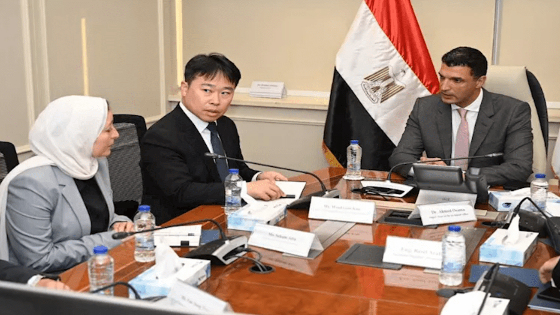 وزير الصناعة يبحث مع سامسونج خطط التوسع وتعزيز التصنيع المحلي بمصر