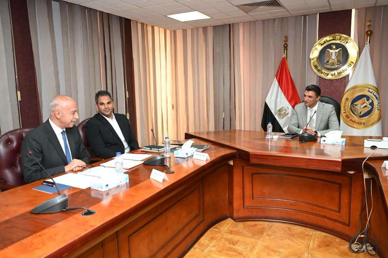 وزير الصناعة يبحث مع شركة أونا إلكتريك آليات دعم وتطوير الصناعات الكهربائية المحلية