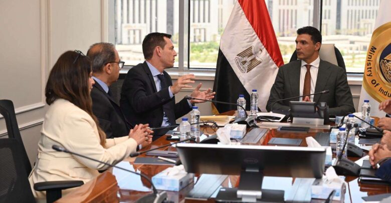 وزير الصناعة يبحث مع شنايدر إلكتريك خطط التوسع في مصر وتعميق التصنيع المحلي