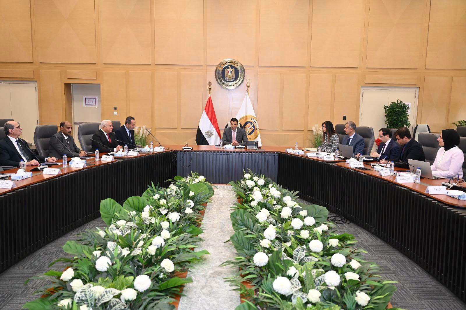 وزير الصناعة يبحث مع غرفة الأخشاب والأثاث تحديات القطاع وخطة زيادة الإنتاج والصادرات