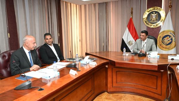 وزير الصناعة يدعم توطين الصناعات الكهربائية وتعزيز المنتج المحلي