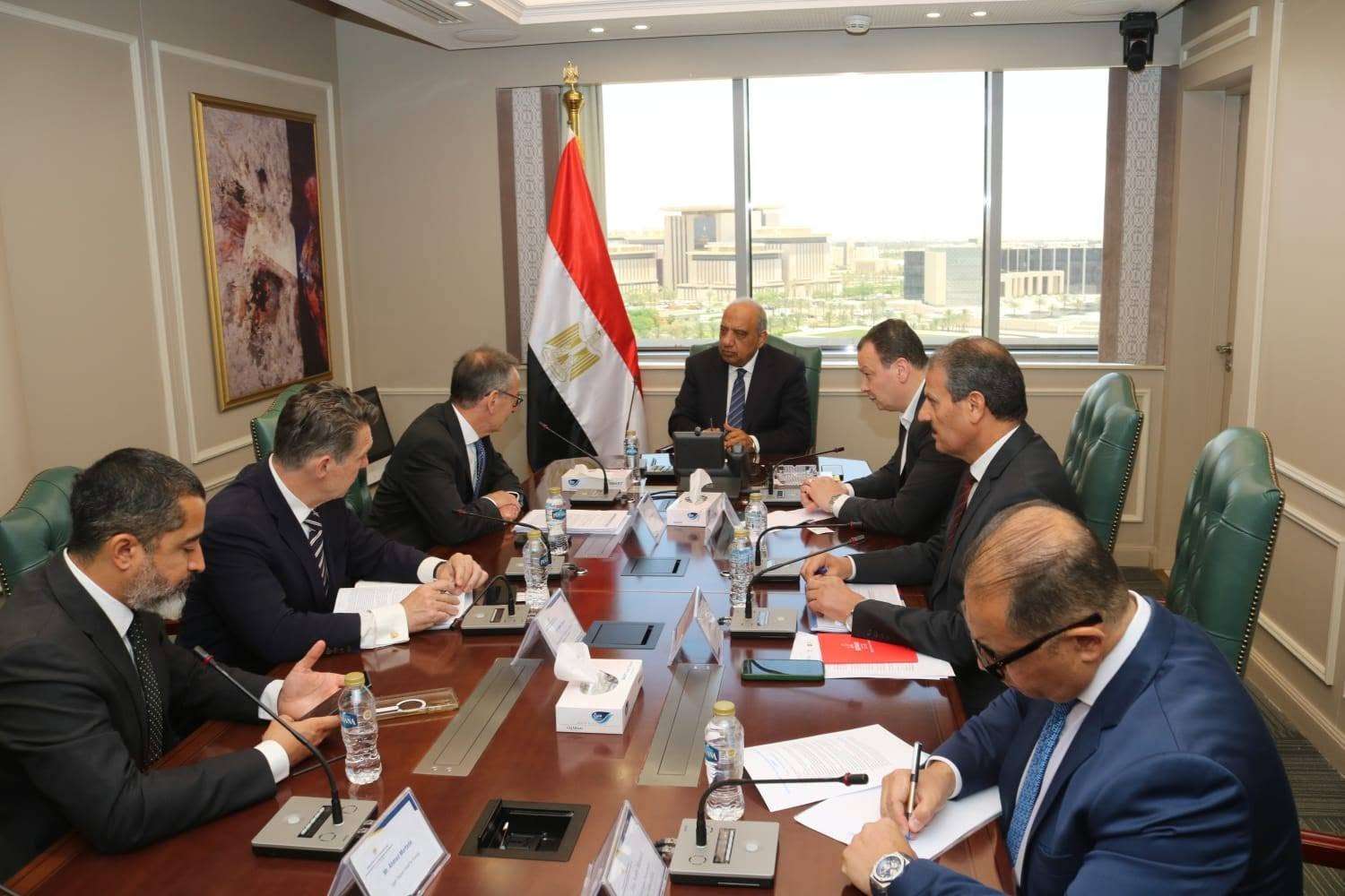 وزير الكهرباء يبحث مع وفد البنك الأوروبي لإعادة الإعمار والتنمية سبل تعزيز التعاون المشترك