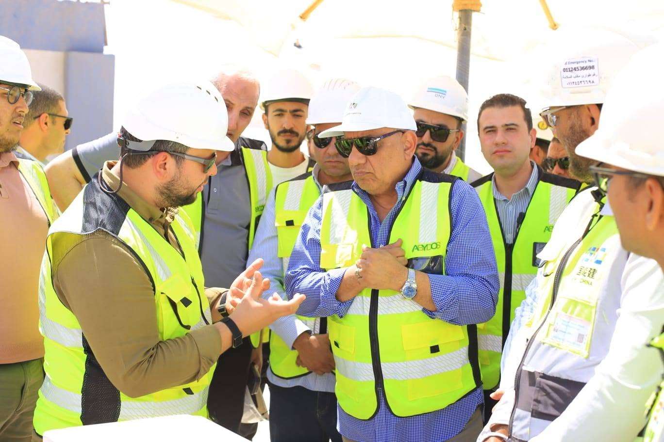 وزير الكهرباء يتفقد مشروعات الطاقة الشمسية في أسوان