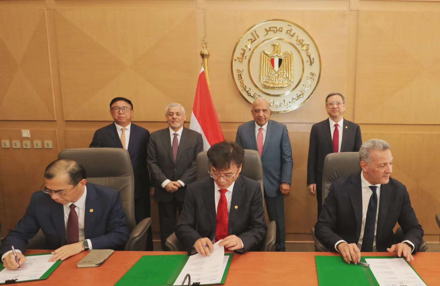 وزير الكهرباء يشهد مراسم توقيع اتفاقيتين لإقامة محطتين لتخزين الطاقة بمناطق الزعفرانة وبنبان